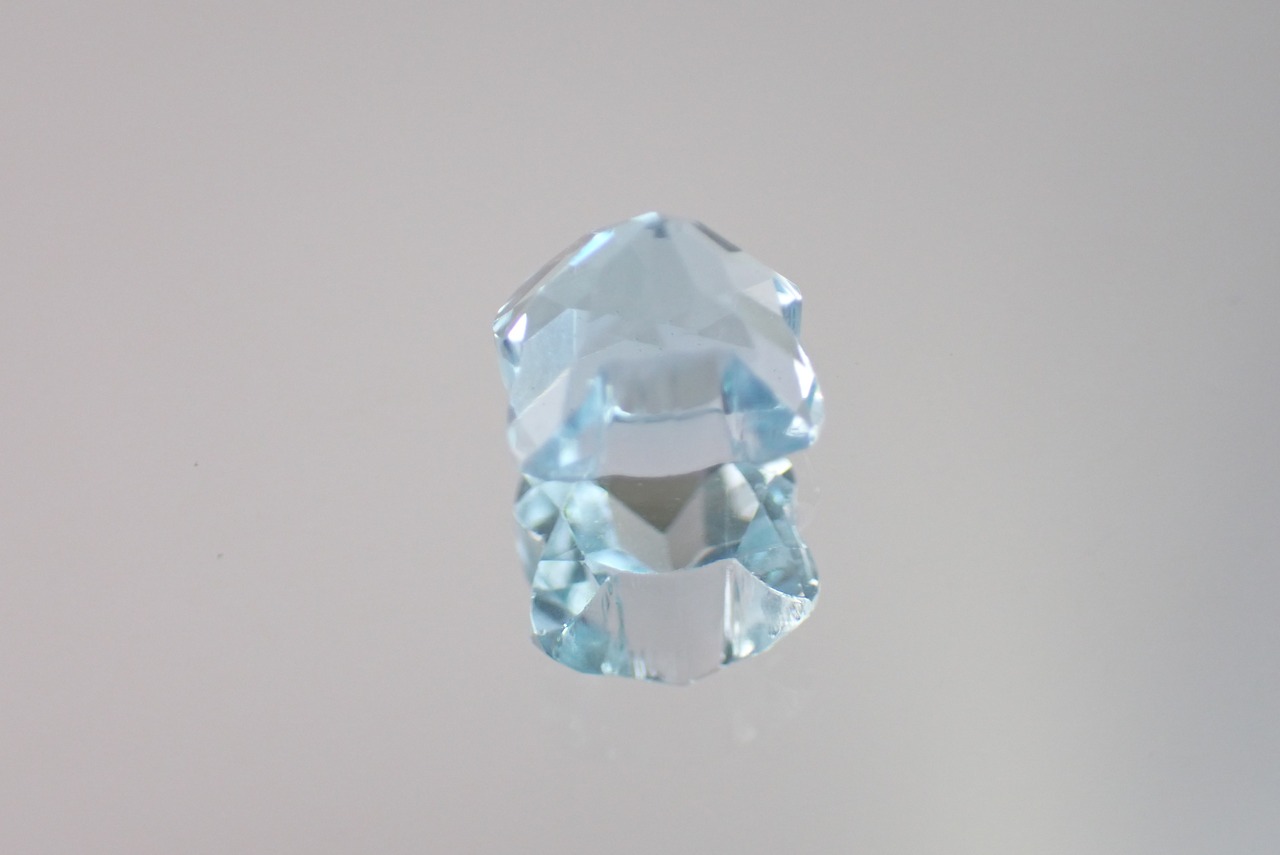 ブルートパーズ（くまカット）　2.08ct　[C3‐435]