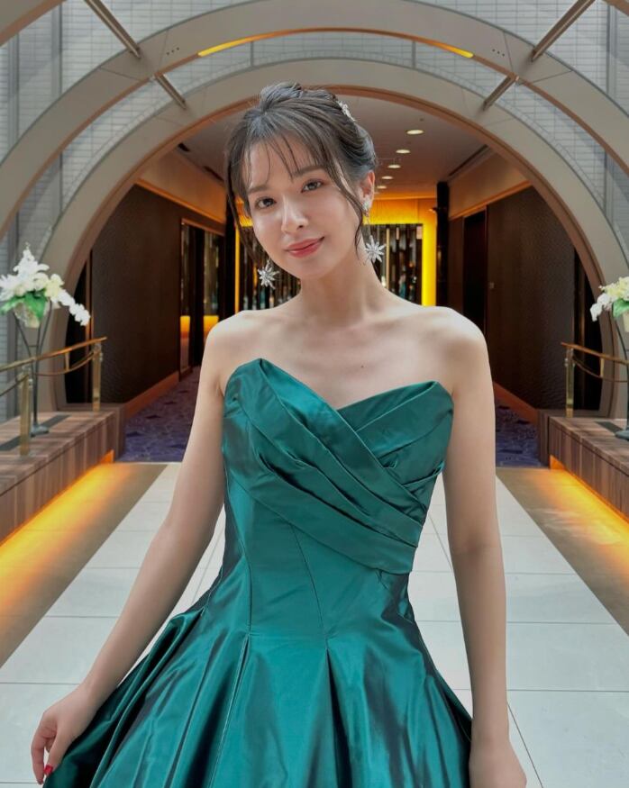 カラードレス 華やか 深めな緑 取り外し袖 細見えシルエット 大人っ  