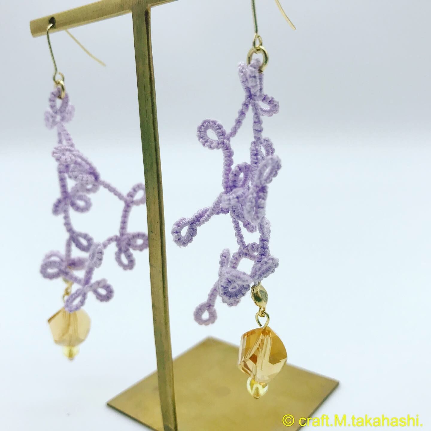 0135:ペールトーンの紫のレースとガラスビーズ のピアス