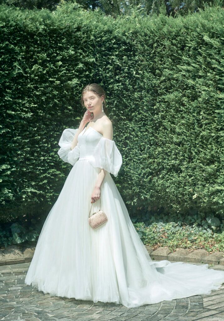ウェディングドレス パフスリーブ 編み上げ 柔らかく重ねたチュール  