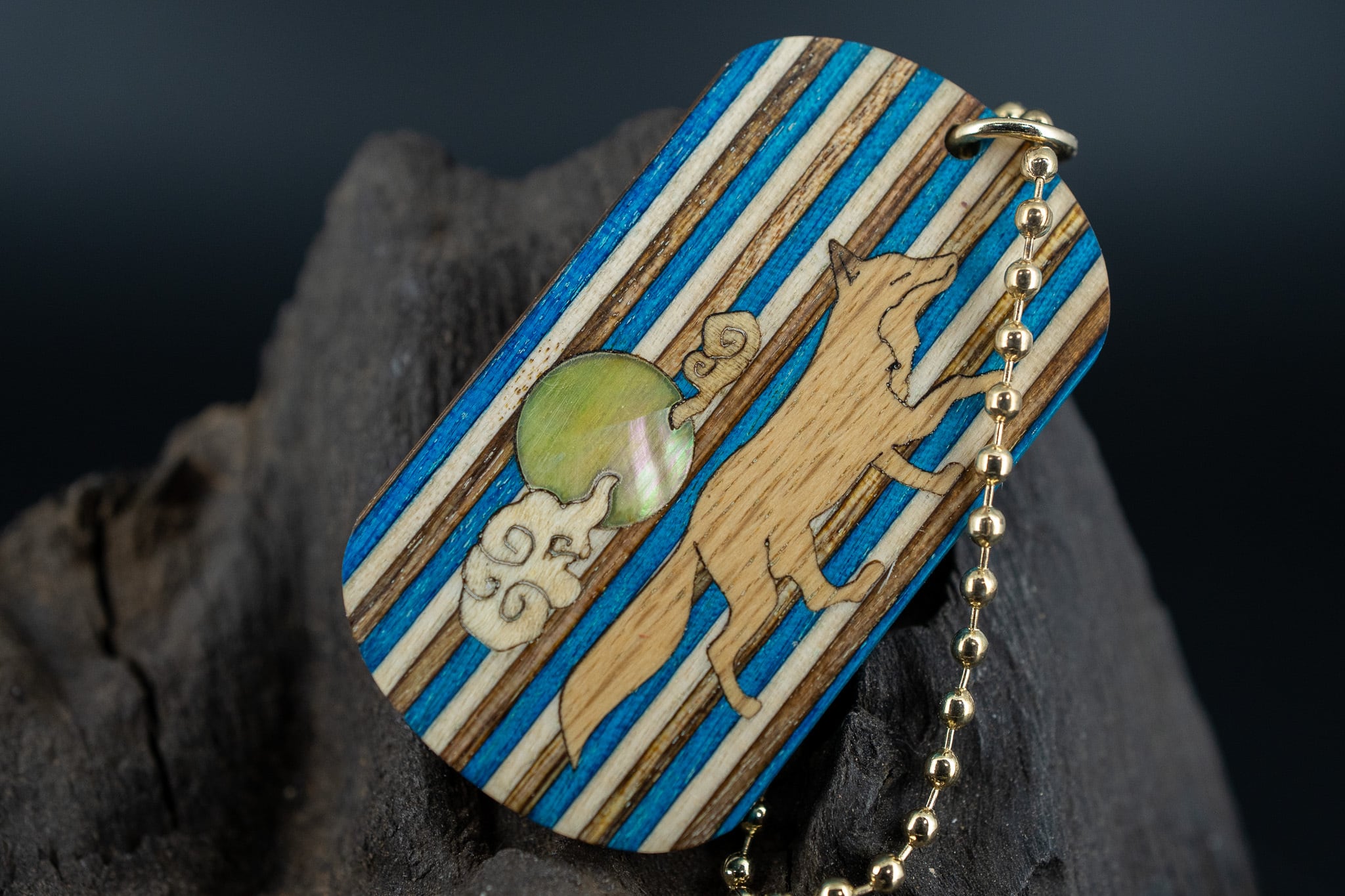 【北国が育む麗しの木肌】 バーチ 寄木 ドッグタグ 象嵌 十五夜きつね