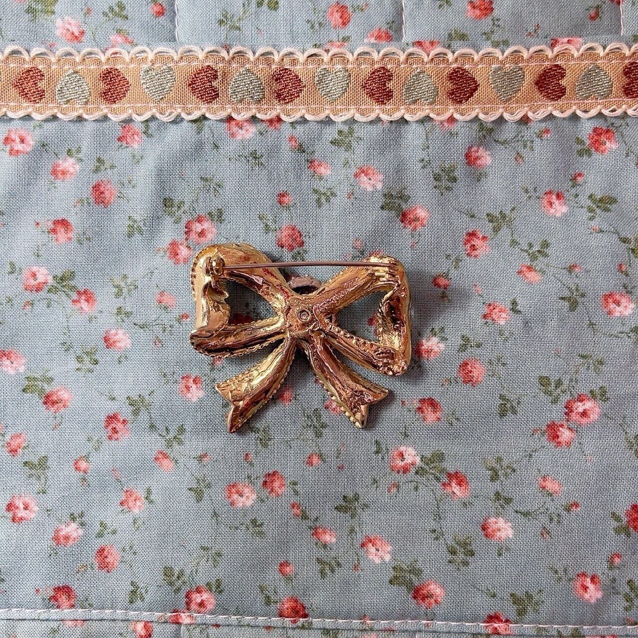 green ribbon silver brooch