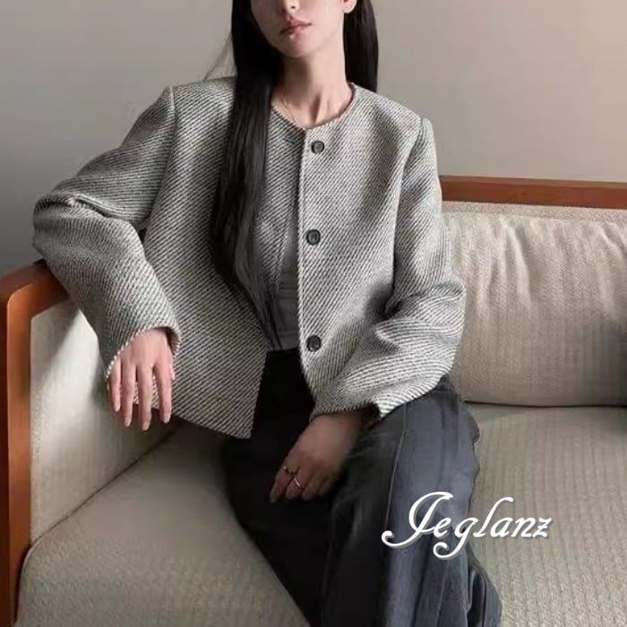 短め丈 ニット ジャケット 羽織り ノーカラー ボタン クラス感(MA783)τ