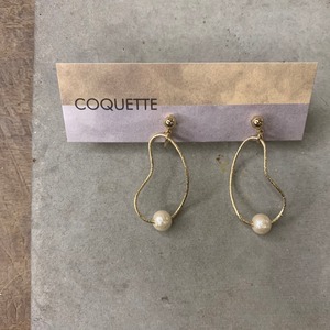 SALE! 　曲がりゴールドとパールのイヤリング　