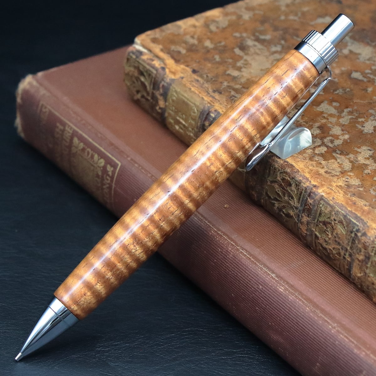 「神が宿る木 ハワイアンコア カーリー 縮杢 特上・Pencil 0.5mm」木軸シャープペンシル Viriditas銘木ペン