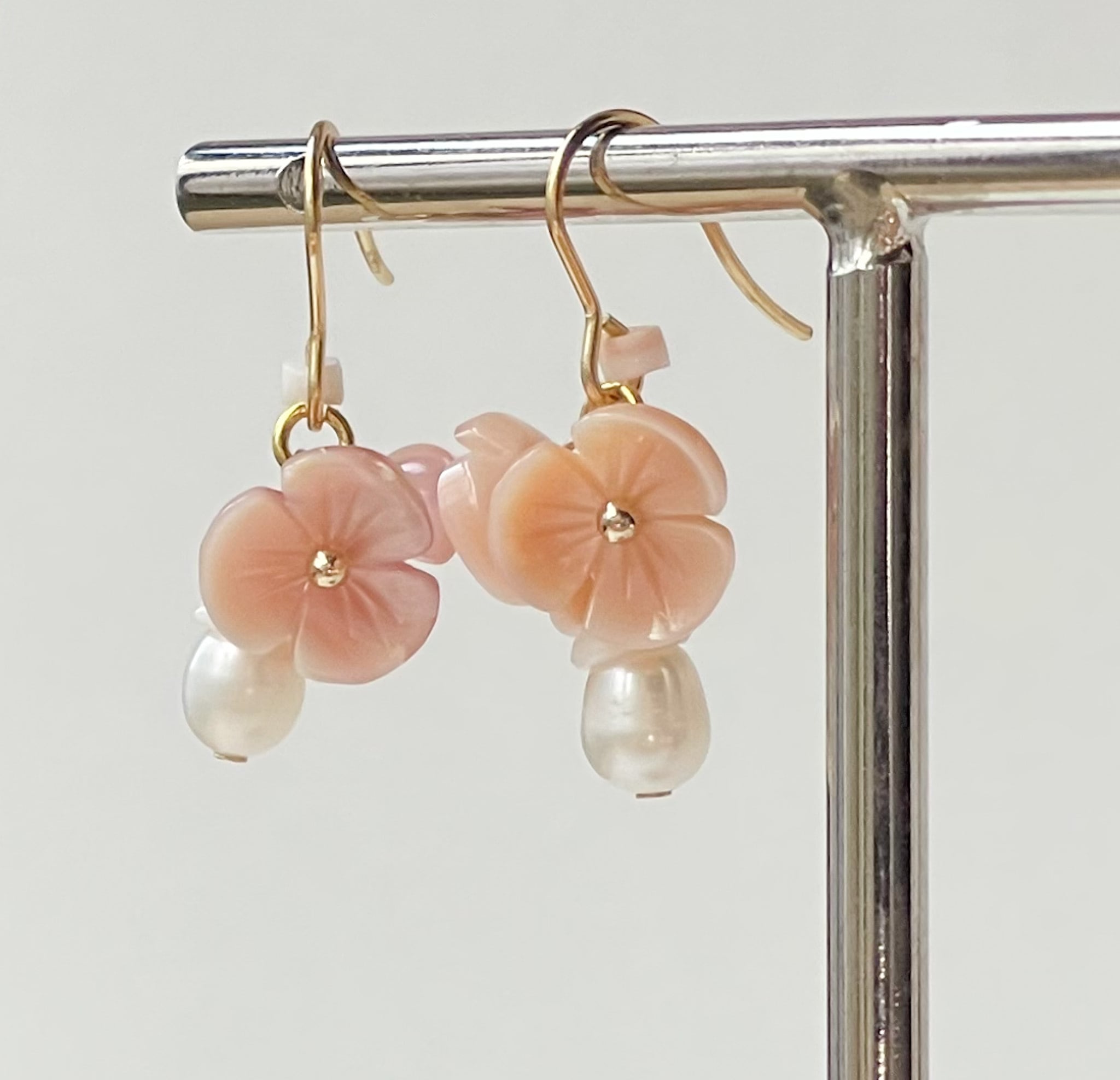 花 ピアス ピンク パール 桜 シェルフラワーとパールのピアス【金属 