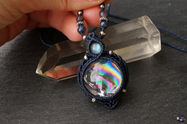 希望溢れる虹☆レインボー水晶(アイリスクォーツ)のマクラメネックレス ~海底~