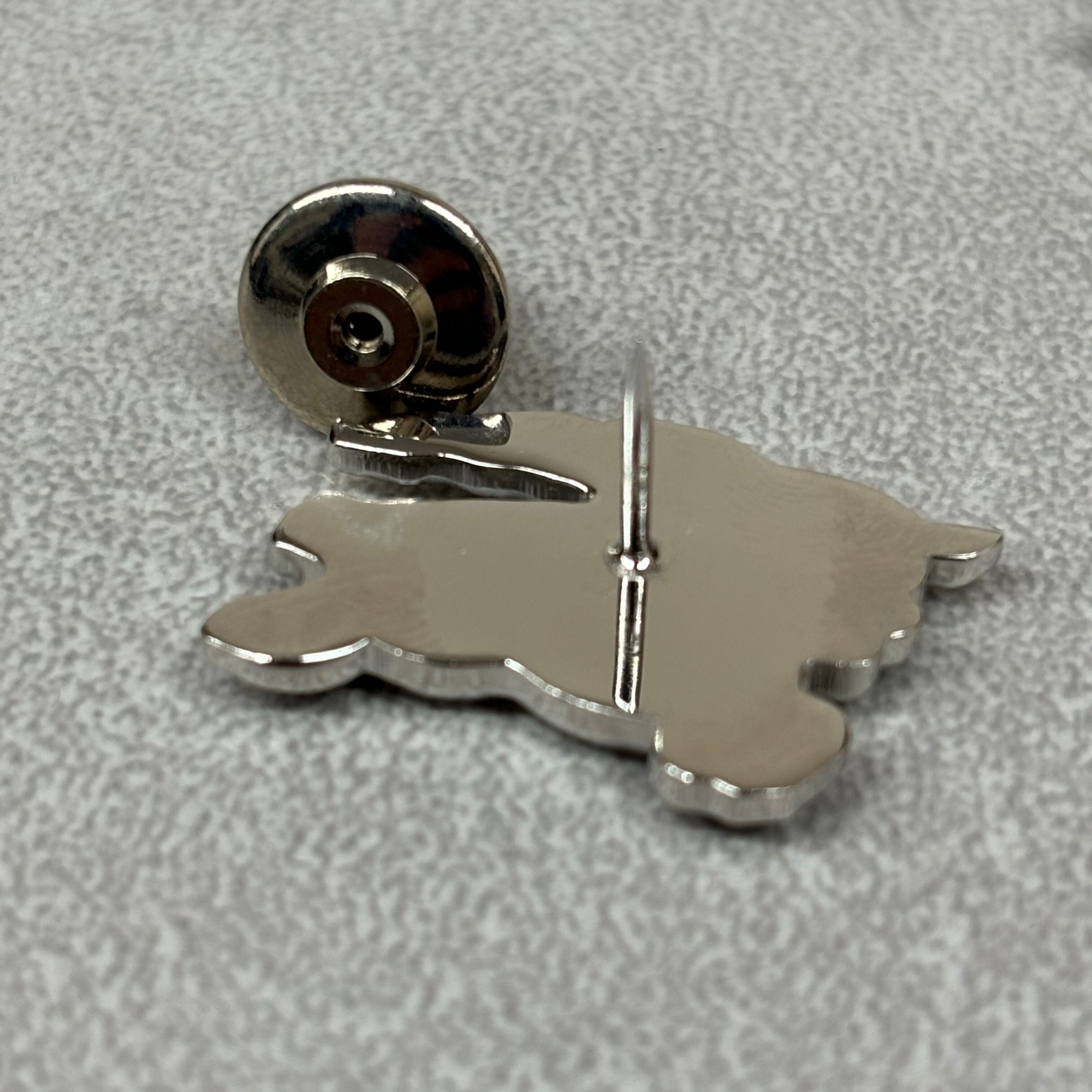 Burberry】pins バーバリー ピンズ 赤 黒 pins | PAY ID
