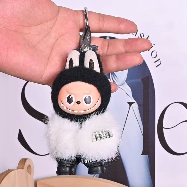 おしゃれ ファー！もこもこ可愛い♡ labubu ラブブ 4.0 10cm 毛皮風コーデ - ふわふわ触り心地 おしゃれ 2点セット