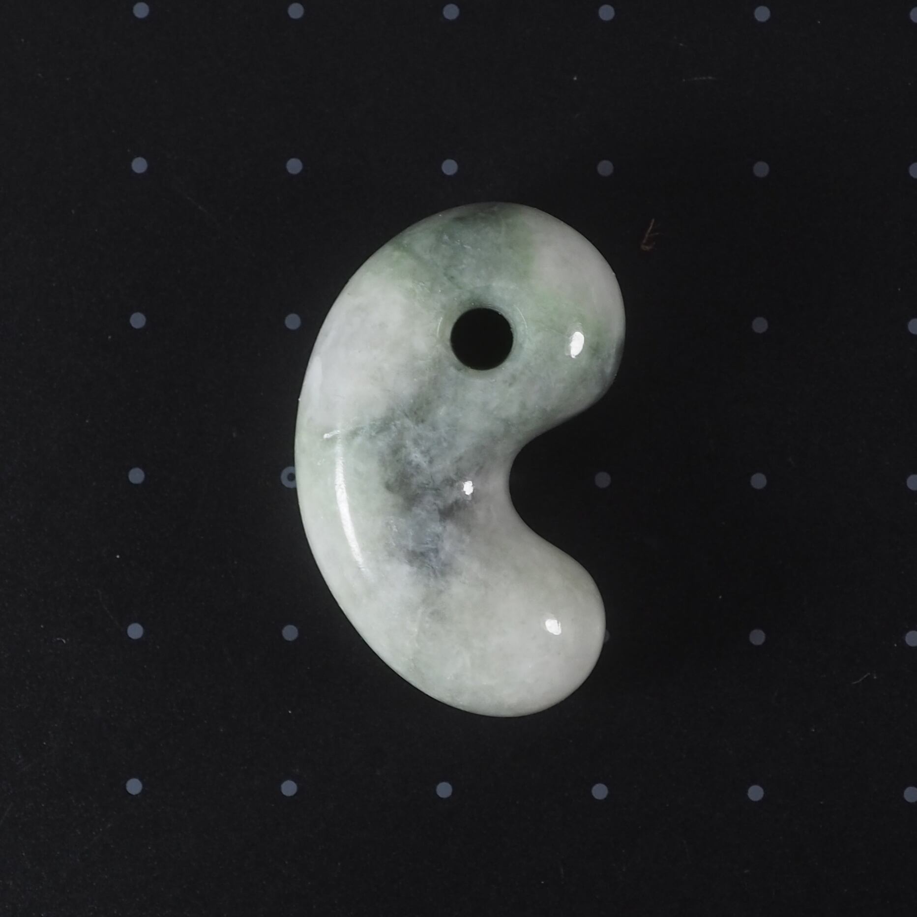 ♥糸魚川翡翠勾玉(圧砕)♥ 糸魚川翡翠 圧砕 まがたま 勾玉 13.3g Itoigawa crushed Jadeite