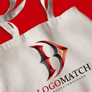 存在感を放つBのロゴ