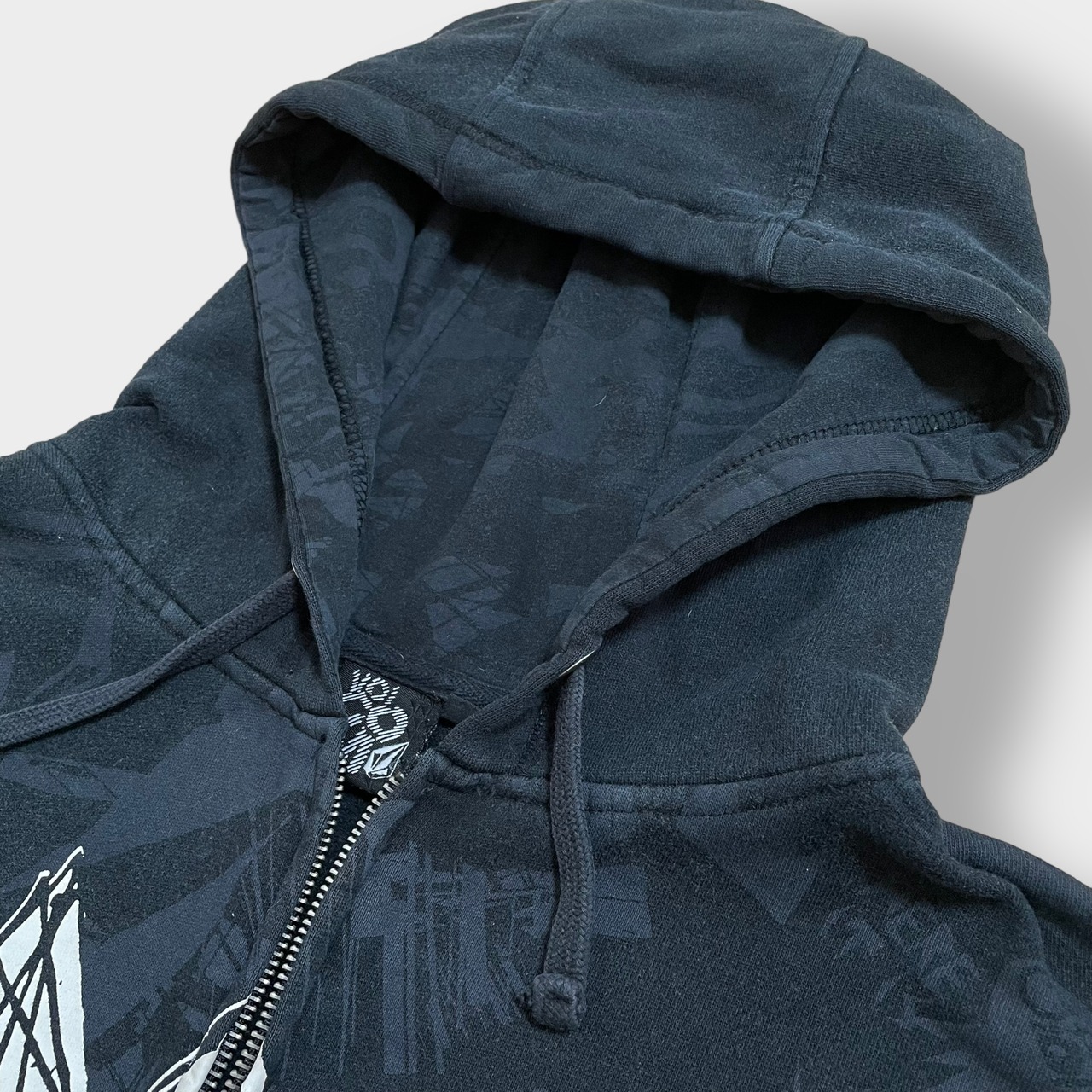 【VOLCOM】パーカー ジップアップ プリント フーディー スウェット hoodie ブラック L ボルコム スケボー スケート US古着