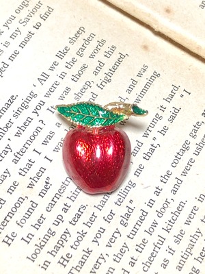 【Run Rabbit Run Vintage 】Apple brooch