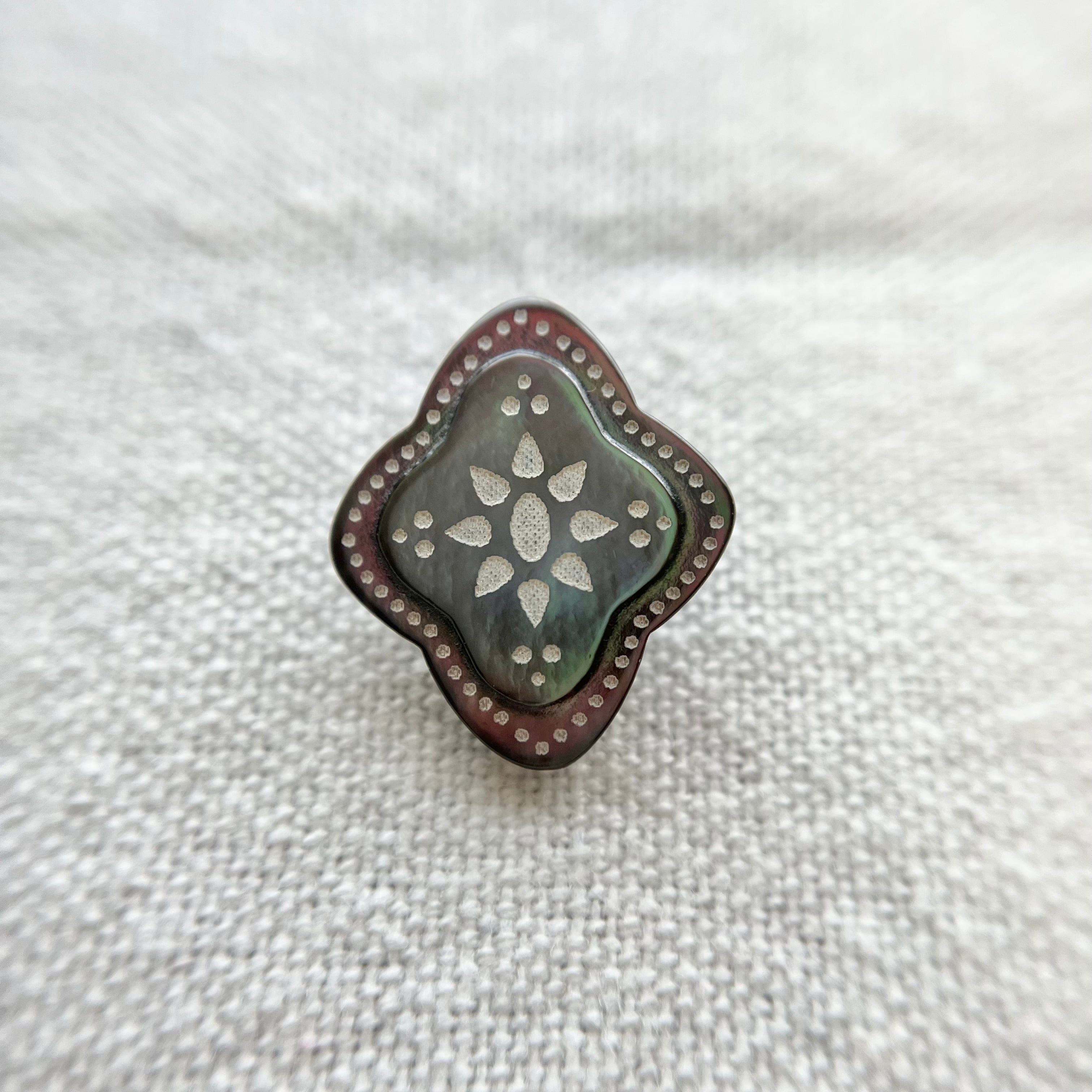 パールブラックフラワー(黒蝶貝)20㎜