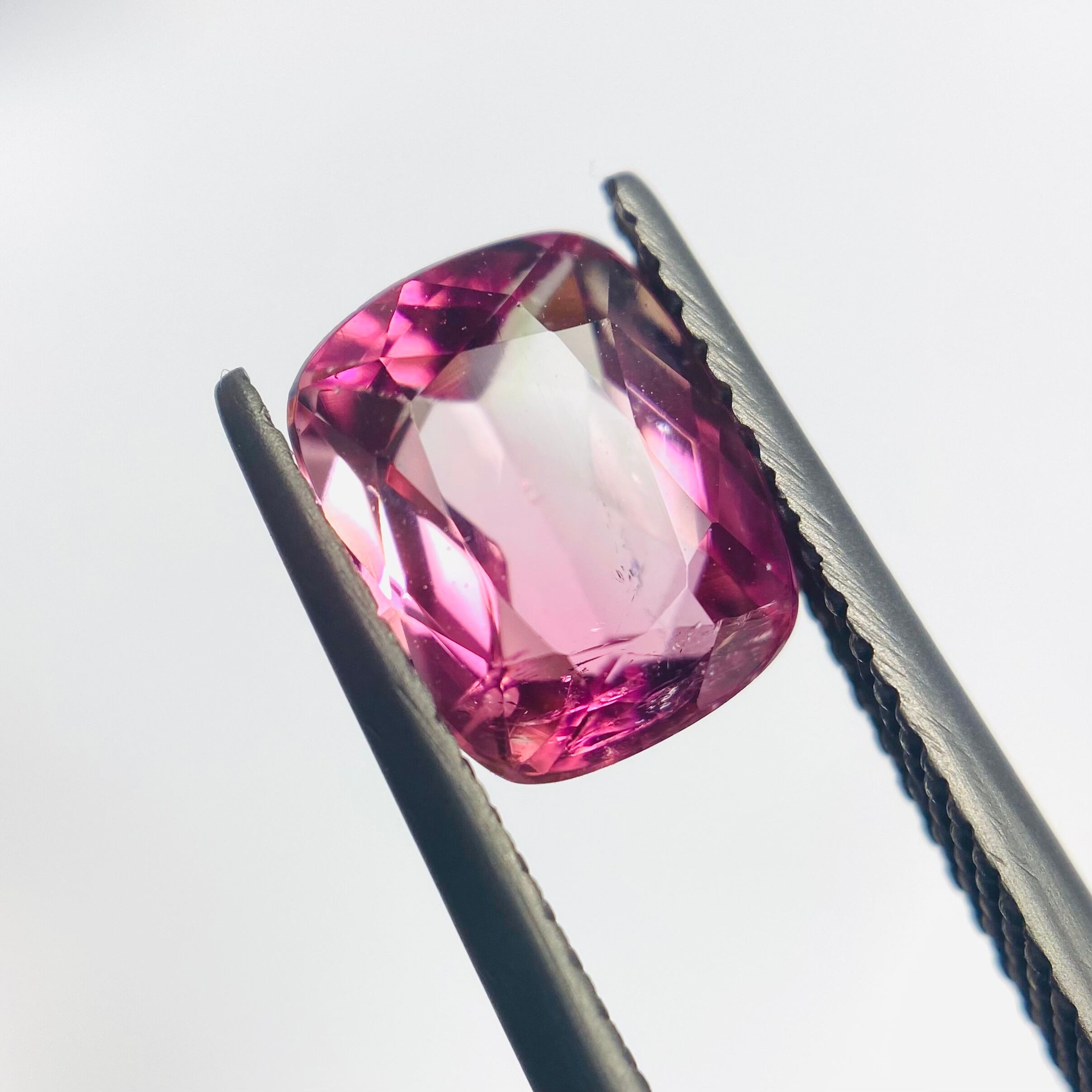 キラキラピンクグラデーションの美しいバイカラートルマリン