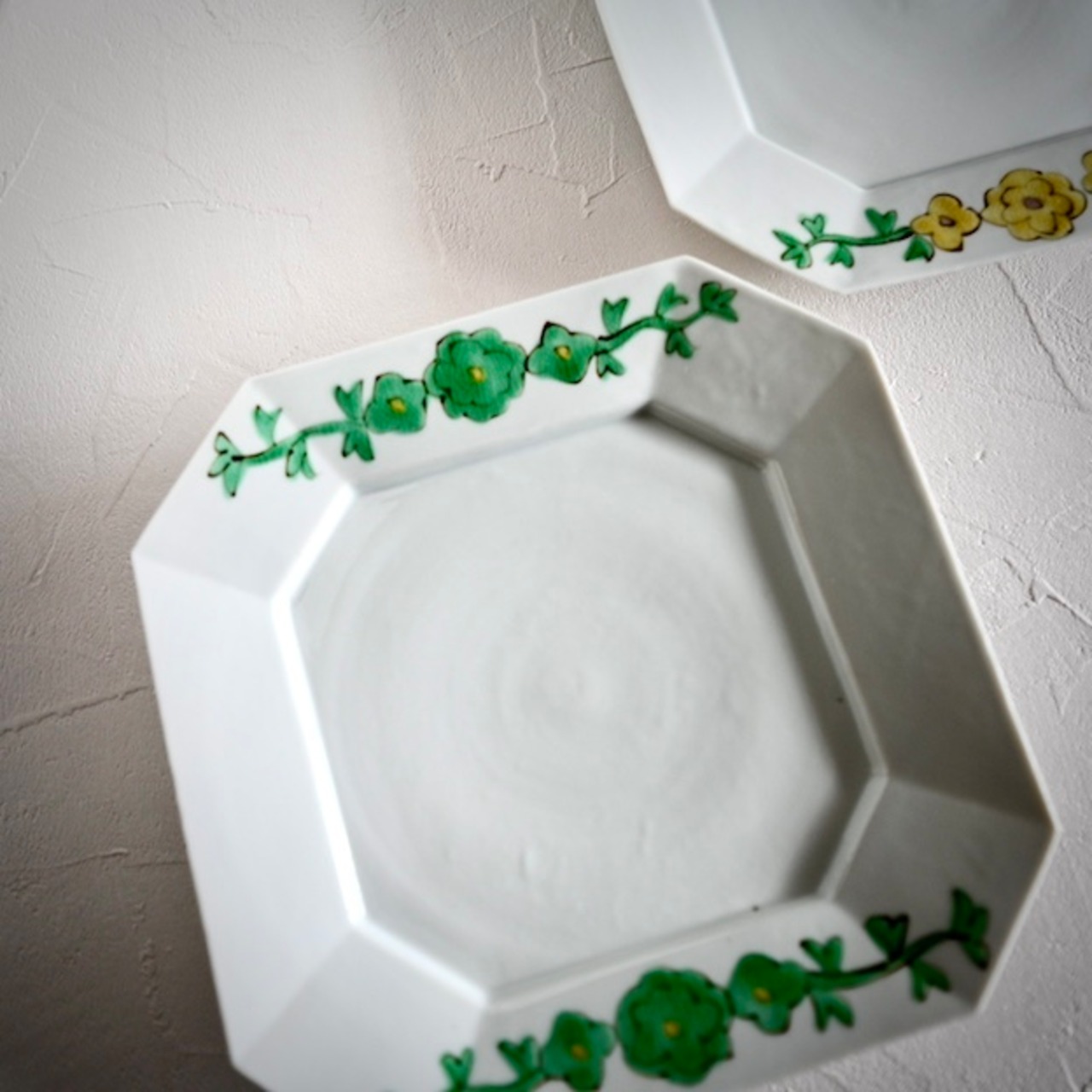 村田菜穂美作　隅切皿　【大】(22cm)  鉄絵花もよう［2104130001451］