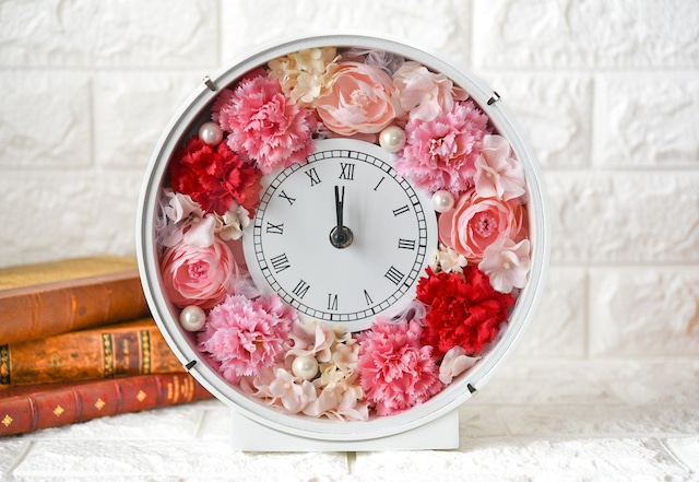 ピンク＆赤色のカーネーションとラナンキュラスが可愛い花時計 結婚祝いや新築祝い、還暦や特別な日のギフトにも最適✨