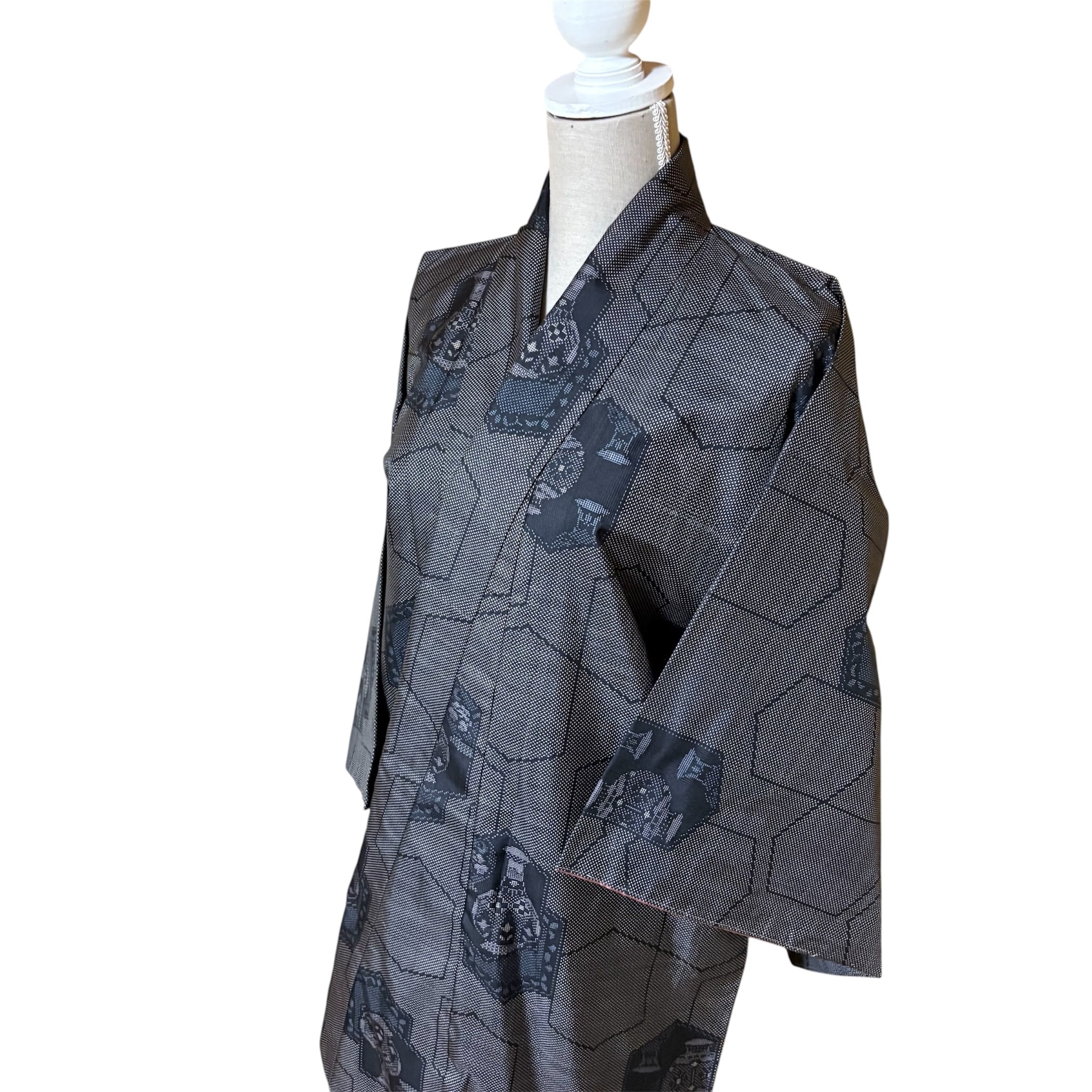 本場大島紬 7マルキ 亀甲重ね陶器文 証紙付き しつけ糸付き 未使用