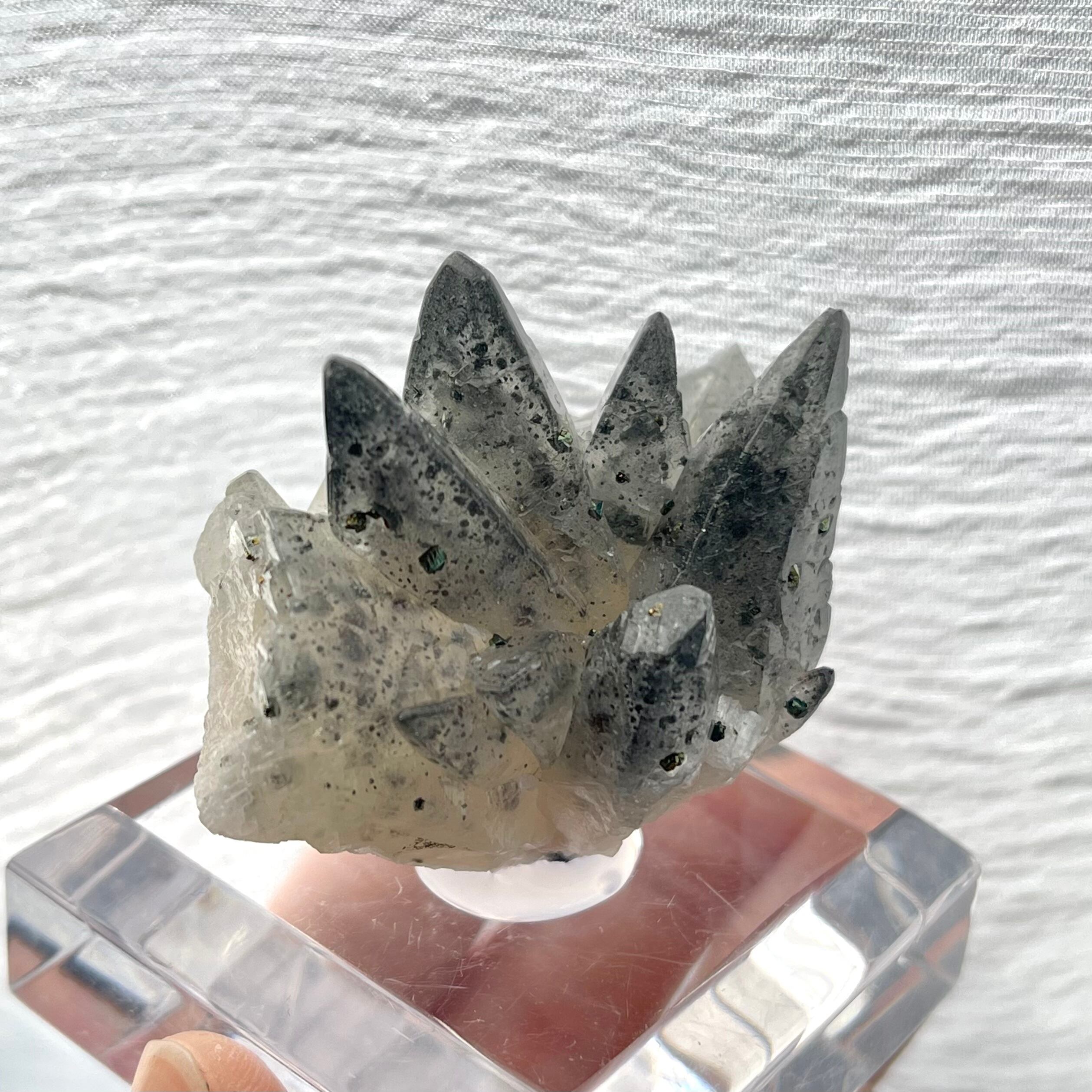 キャルコパイライト / カルサイト【Chalcopyrite on Calcite】ドイツ産