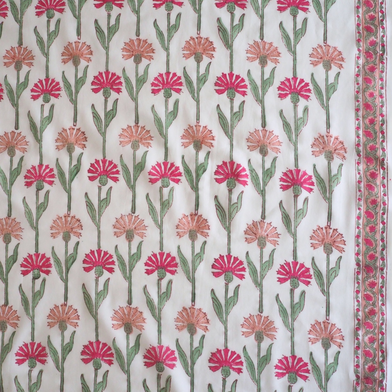 ブロックプリント生地【50cm単位】インド綿 片耳デザイン付き 花柄A 白×赤×ピンク #54822-WT1