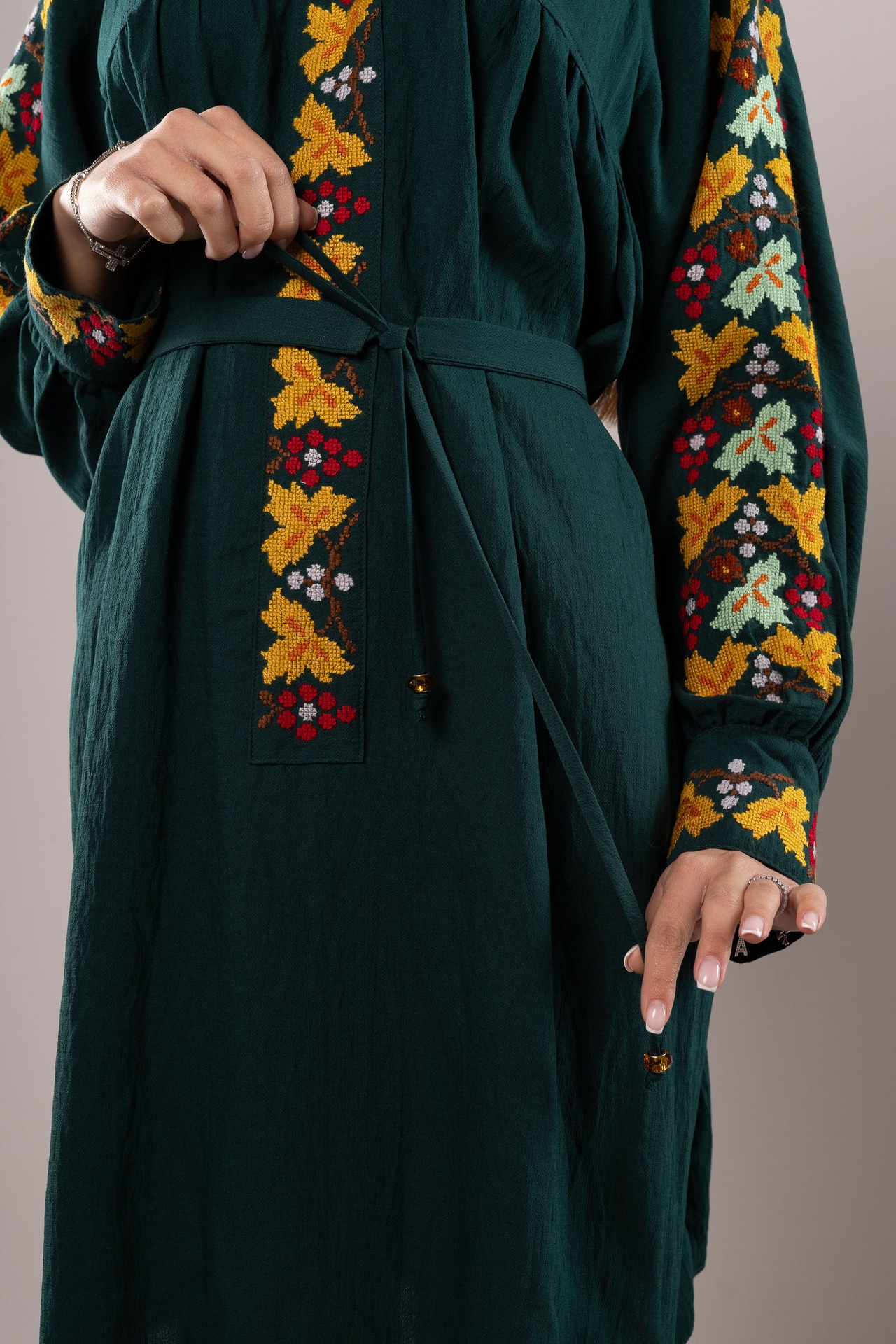 ウクライナ刺繍ヴィシヴァンカ・クラシック クロスステッチ　手刺繍　ブラウス　麻　レディース・フリーサイズ - 15