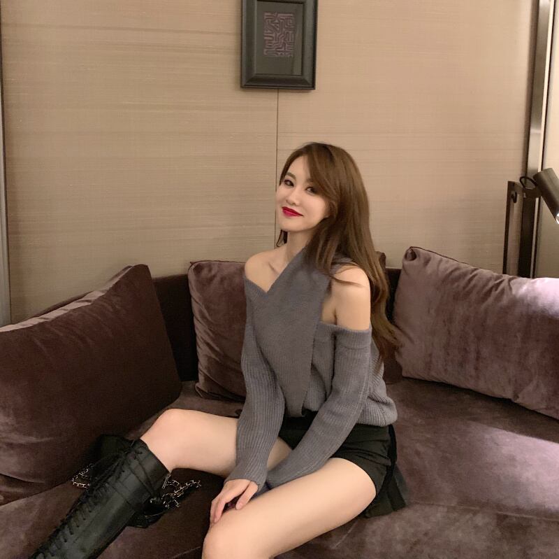 不規則なデザインセンスワンショルダー長袖セータートップレディース2020年秋新作ルーズアウターセーター ブラックストロベリース34386930394