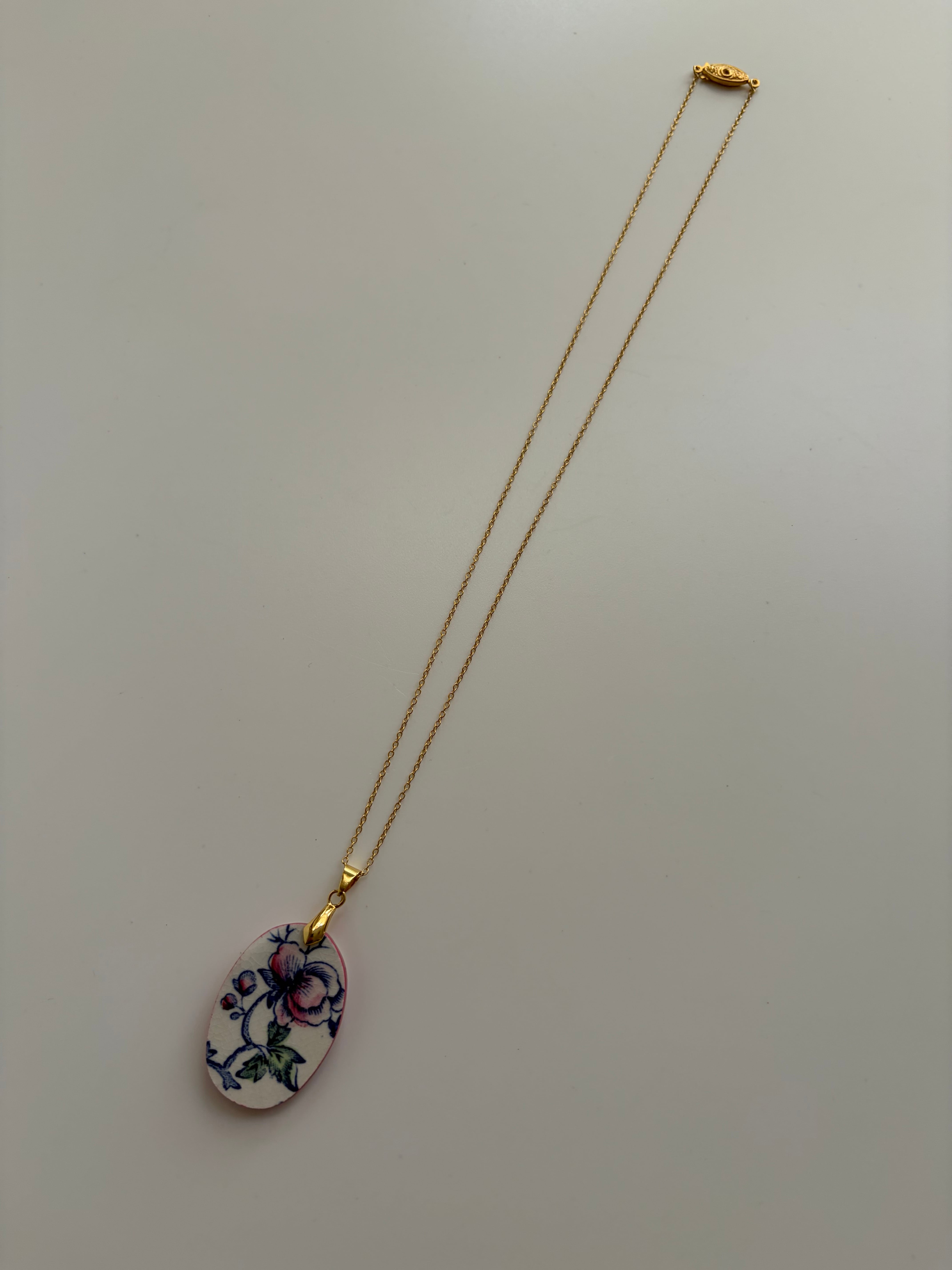 アンティークプレートの陶片ネックレス（ピンクの花柄）｜フランス