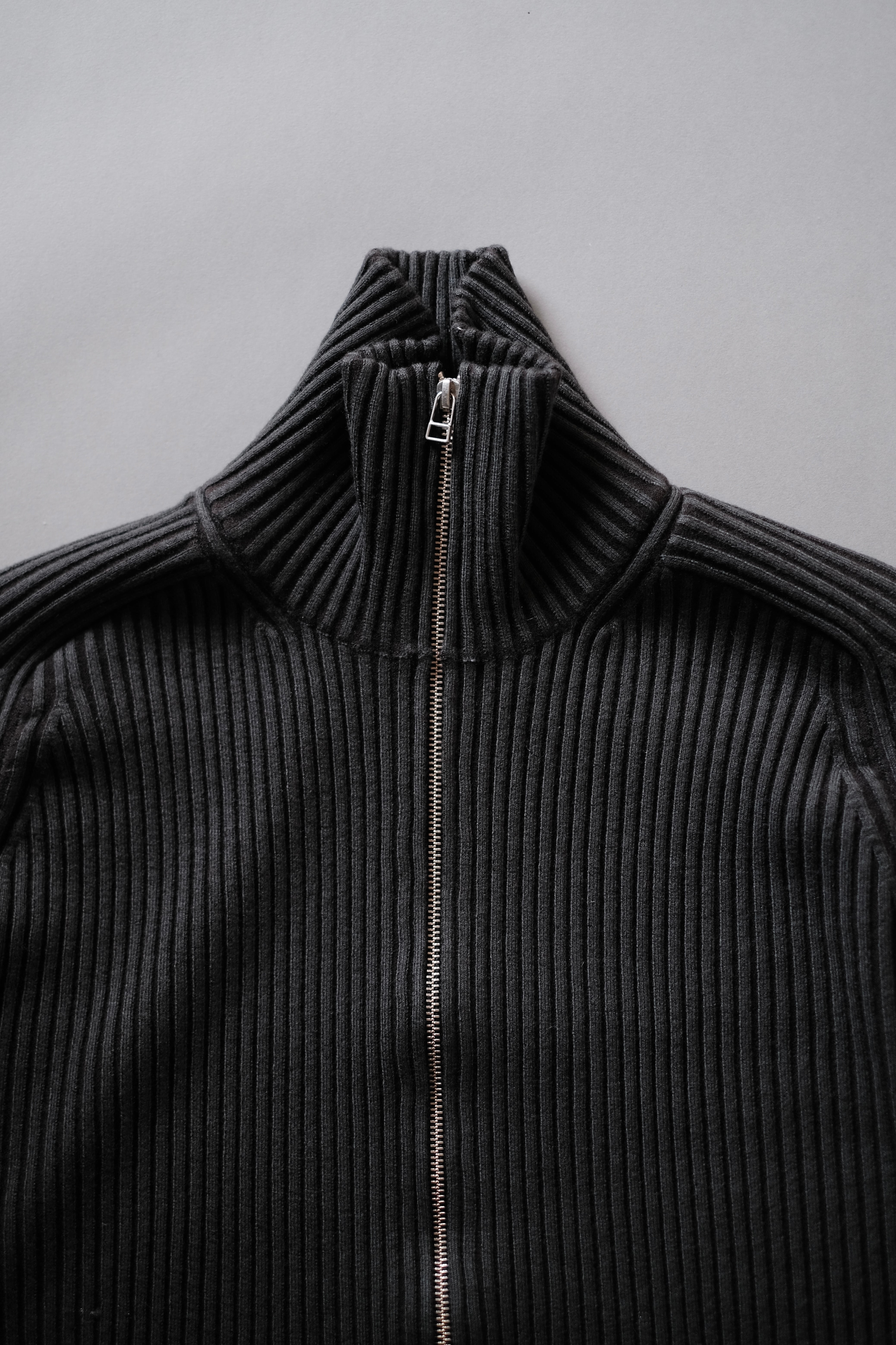 OMAR AFRIDI / ARTICULATED DRIVERS KNIT SWEATER | LIVING