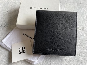 GIVENCHY ロゴ型押し 折財布 箱付き ブラック