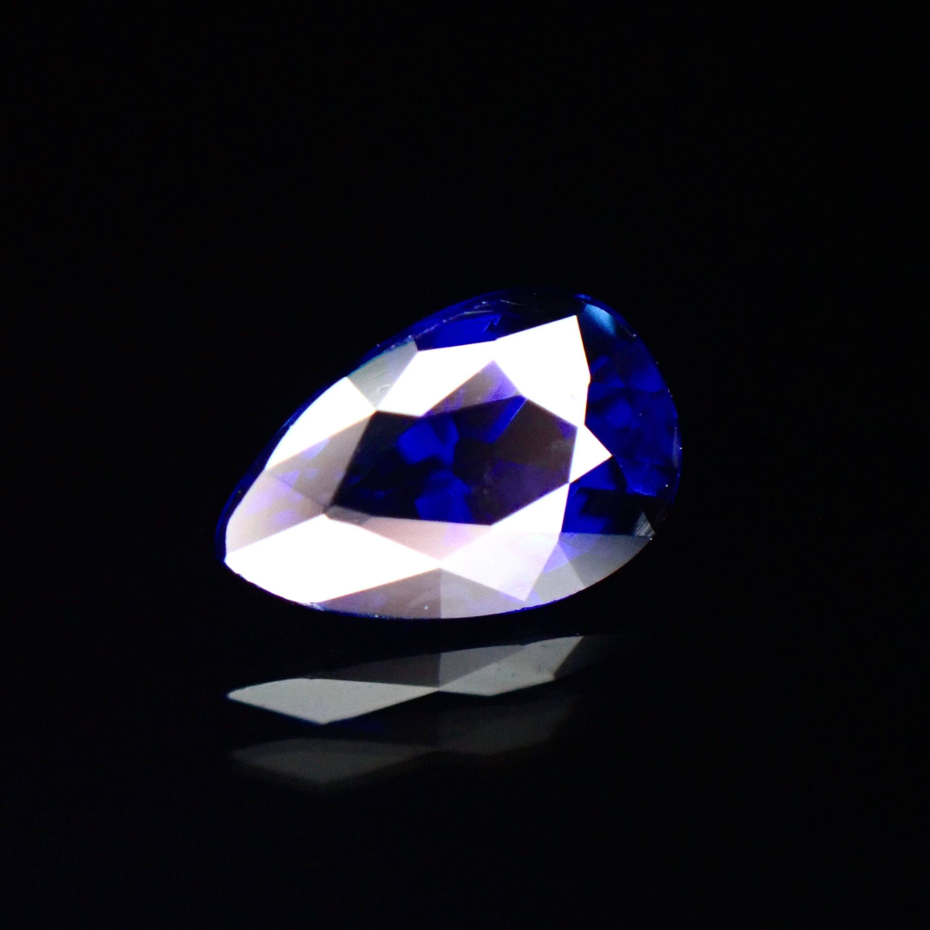青い宝石が誘う、優雅な輝き  天然 ブルーサファイア