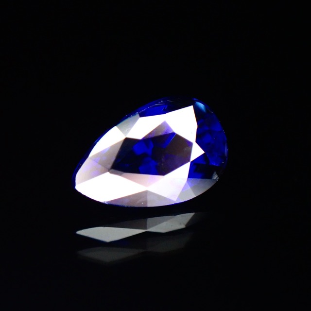 青い宝石が誘う、優雅な輝き 0.43ct 天然 ブルーサファイア