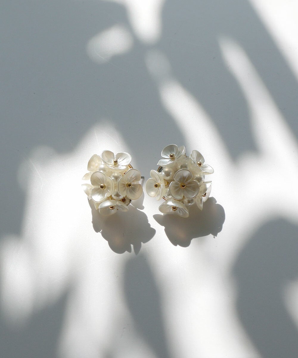 ホワイト フラワーブーケ ピアス 真鍮 韓国製