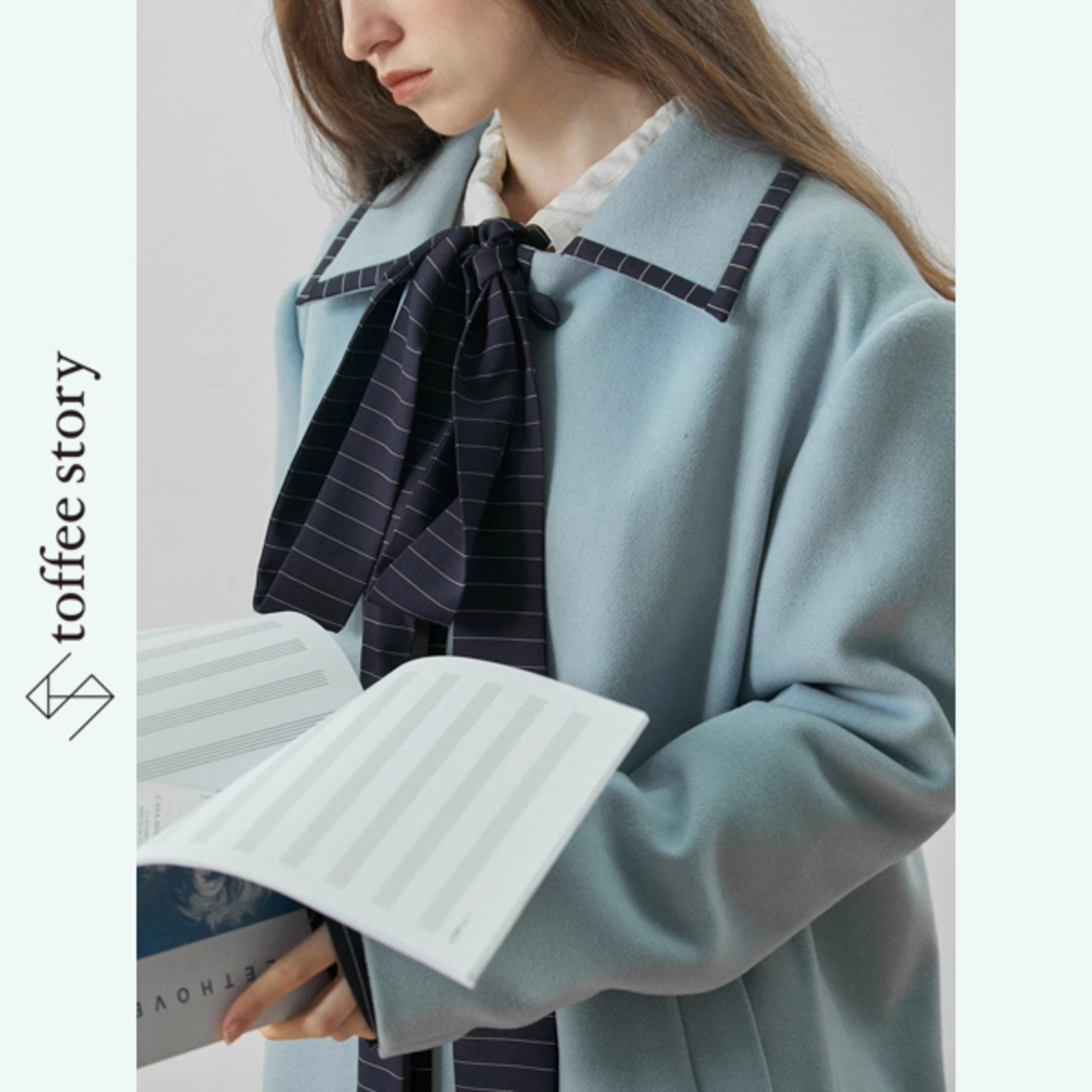 青の輪郭を刻む線：ストライプロングコート《XU0280》