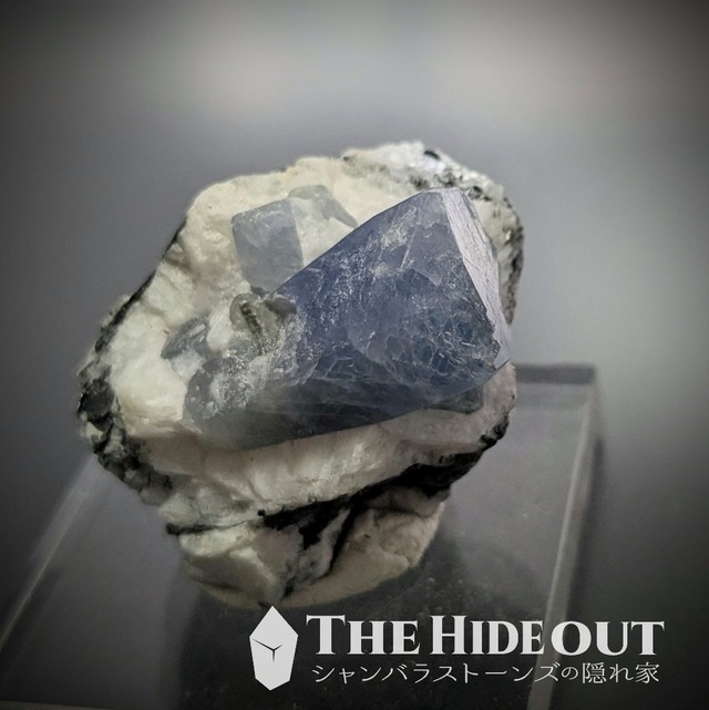 ヒマラヤ産鉱物原石標本003 タプレジュン地区産コランダム（サファイア）　ゆりかごのような母岩にいだかれたサファイア結晶