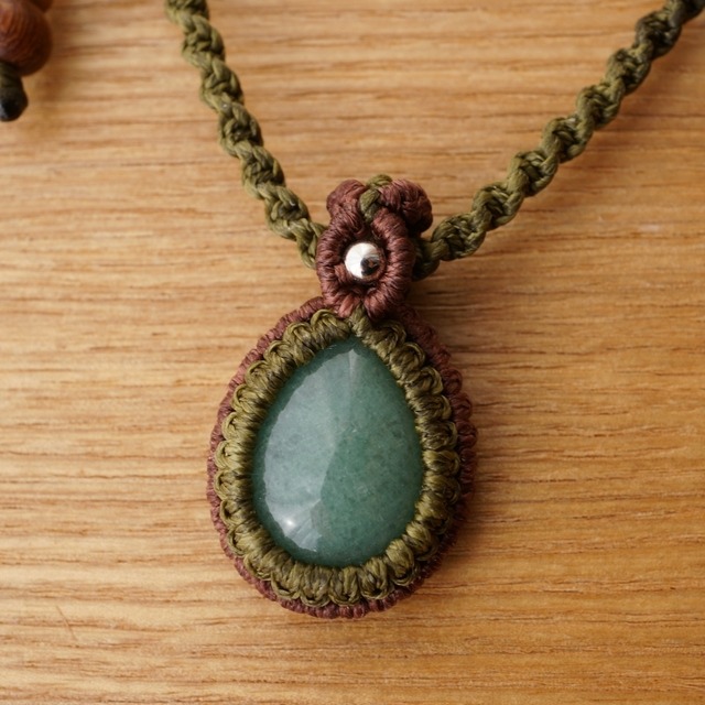 - 癒しの石 -アベンチュリン＆アンバーのマクラメネックレス - Spirit Forest -