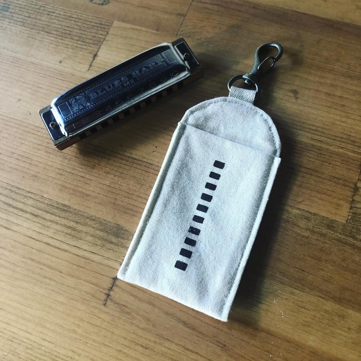 ハーモニカホルダー(ハーモニカ10cm×2.5cmサイズ:生成り生地:モノクロ)キーホルダータイプ