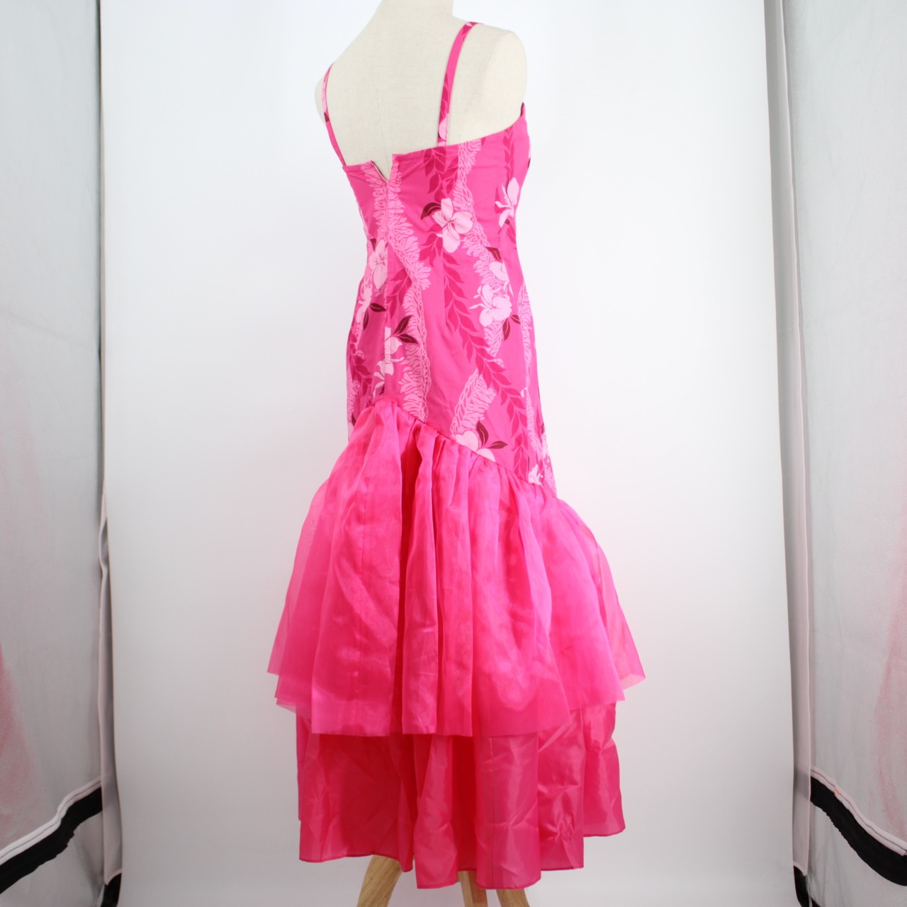 【美品 フラダンス衣装】ピンク ワンピース ドレス ハイビスカス柄 フリル ショッキングピンク キャミソール ハワイアン 花柄