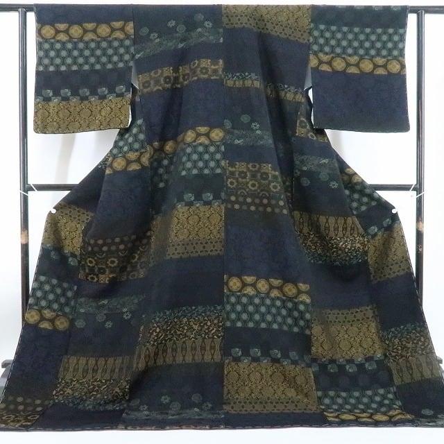 新品 名物裂聚 着物“粋なお召にその身を包めば”正絹 仕付け糸付 新品 名物裂聚 着物“粋なお召にその身を包めば”正絹 仕付け糸付