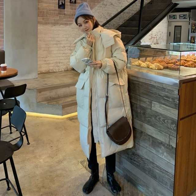 ダウンコート ダウンジャケット ロング丈 ロングダウンコート アウター コート ジャケット レディース 秋 冬 10代 20代 30代 40代 50代 きれいめ ロング ミディアム丈 ダウン コーデ もこもこ ベージュ 黒 カーキ 無地 中綿 フード付き ウエスト絞り 美スタイル スタジアムコート フーディー パーカー オーバーサイズ ゆったり 楽ちん 暖かい ファスナー カジュアル ビッグポケット 大人 カジュアル 学生 通勤 通学 デート ＯＬ オフィス 韓国 安い 人気 2019 新作 db0439