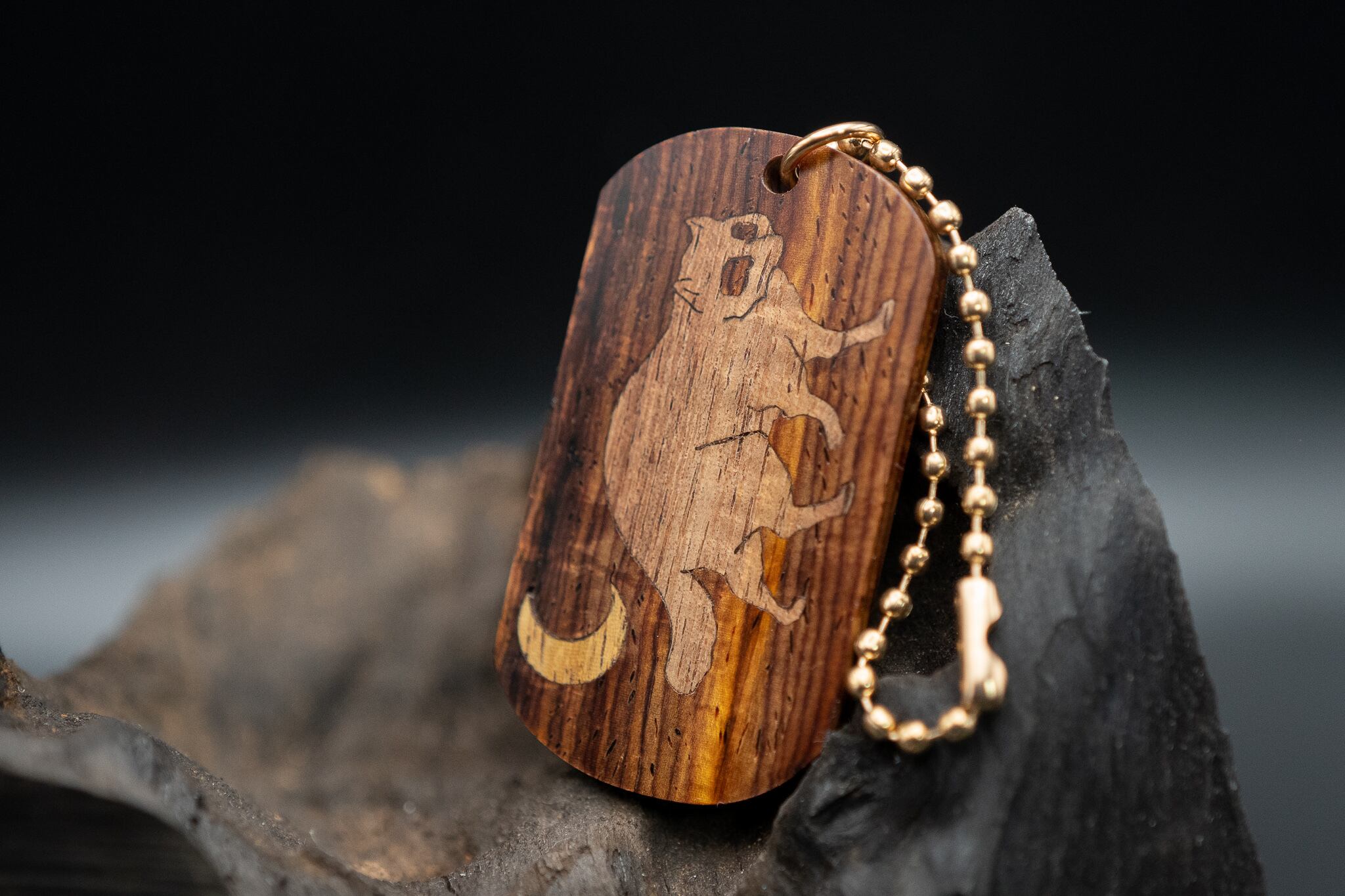 【 エスニックなローズウッド 】ココボロ 糸縮み杢 ドッグタグ 象嵌 三日月とたぬき
