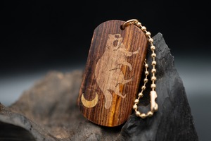 【 エスニックなローズウッド 】ココボロ 糸縮み杢 ドッグタグ 象嵌 三日月とたぬき