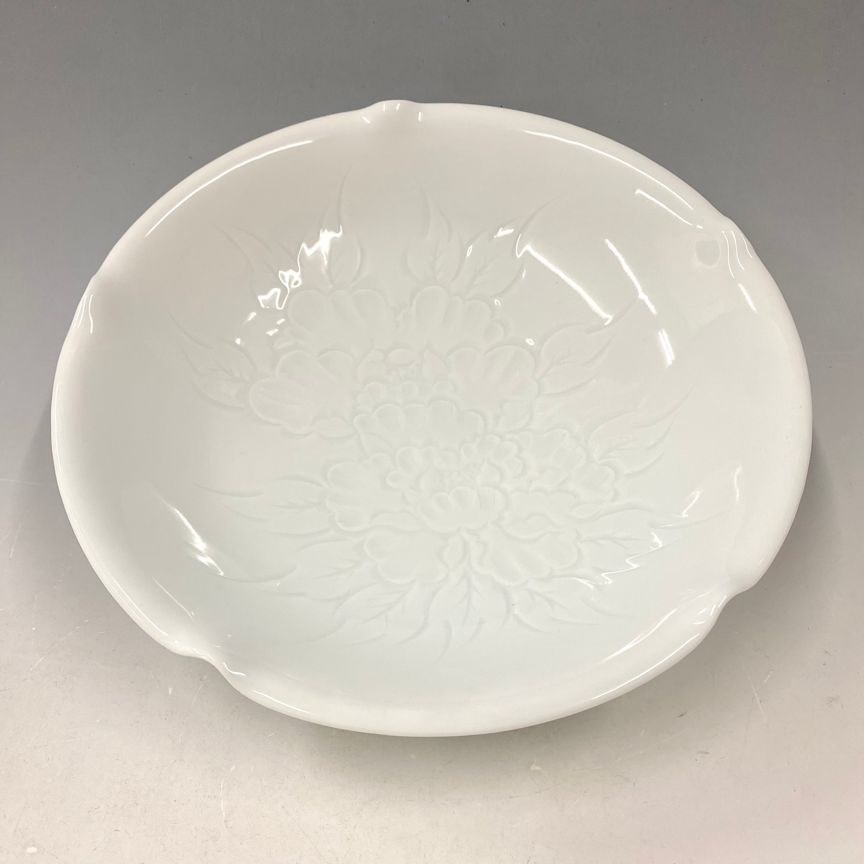 中仙窯 中尾恭純作 白磁 牡丹彫皿