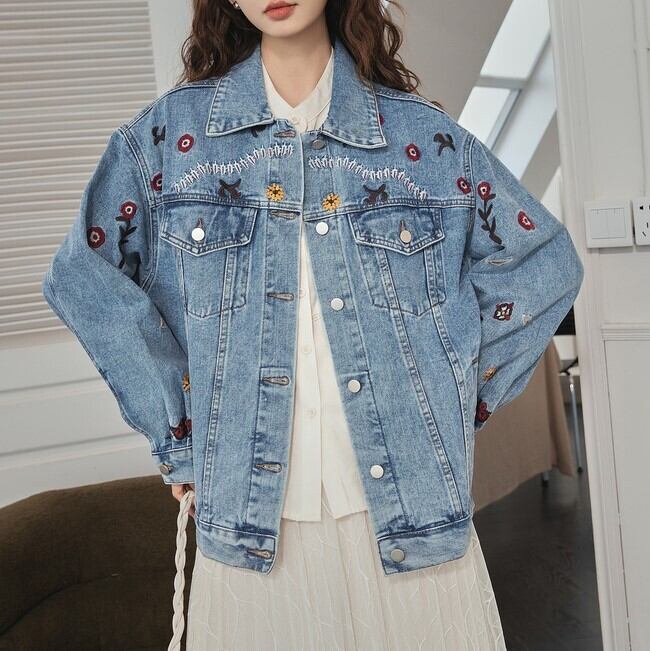 アウター レディース デニムジャケット 長袖 刺繍 花柄 花刺繍 ブルーデニム かわいい 大人可愛い カジュアル 清楚 フェミニン おしゃれ お洒落 かっこいい おとな ナチュラル こなれ感 ラフ ラブリー キュート ガーリー ロマンチック 抜け感 OL 通勤 学生 通学 デート お出かけ 女子会 旅行 散歩 カフェ巡り お買い物 個性的 S M L ブルー 青 春 秋 冬 10代 20代 30代 韓国 韓国系 着回し 普段使い 重ね着 体型カバー ファッション コーデ モテ 流行 インスタ 送料無料
