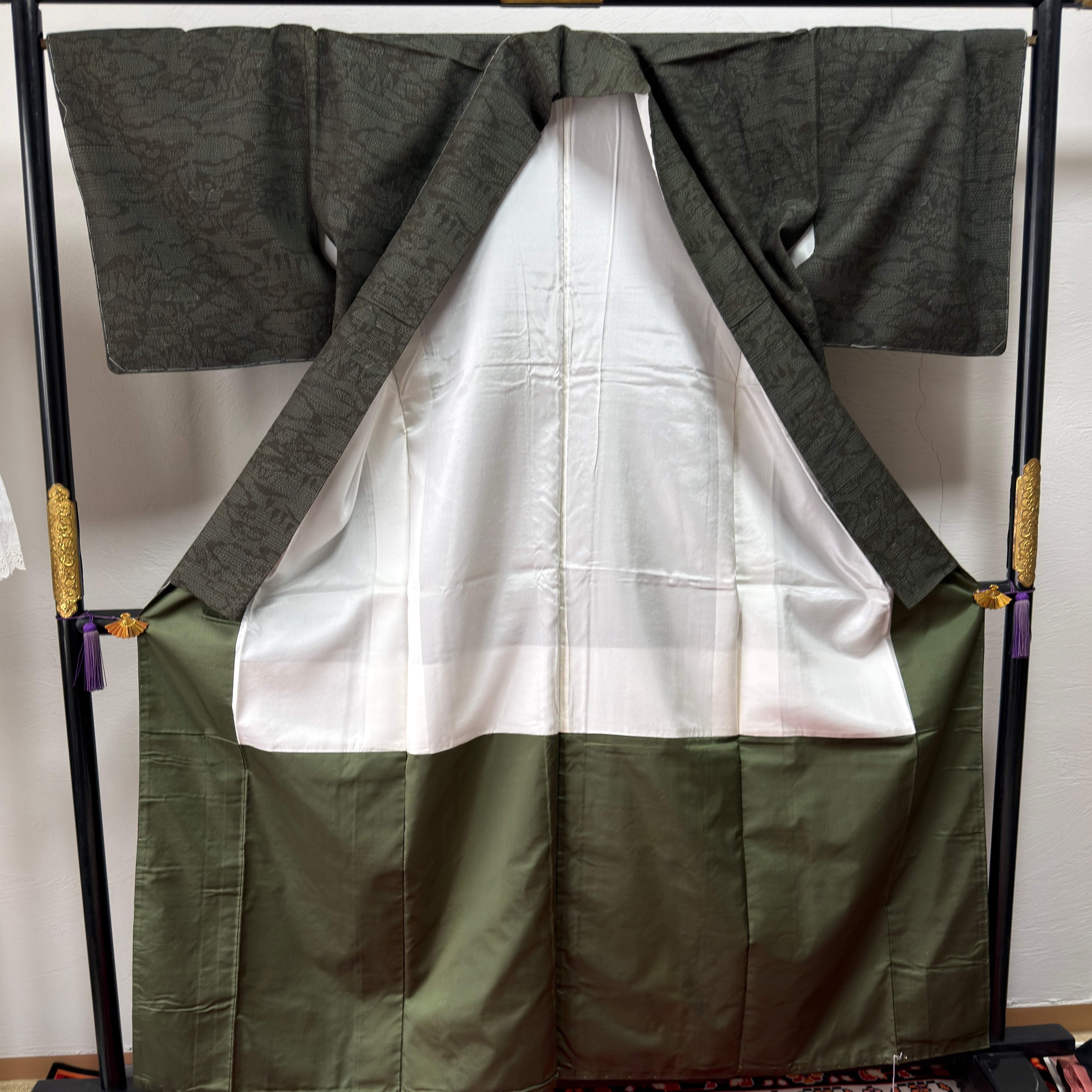 濃茶グラデーション縦縞 絣紬 小紋正絹着物 トールサイズ裄丈70 結城紬 未使用品 トールサイズ 裄70 墨緑 絣柄 正絹｜高級紬