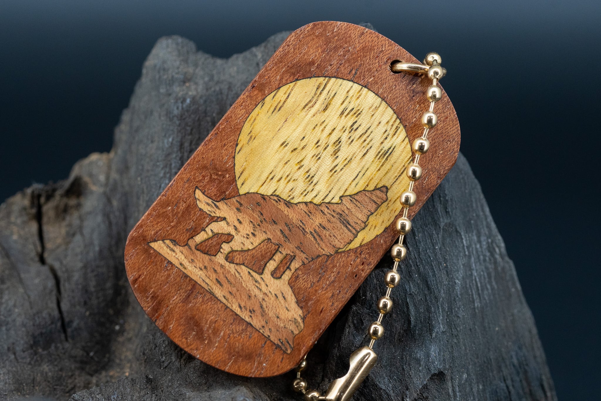 【アフリカの神宿る木】ブビンガ ドッグタグ 象嵌 月と狼