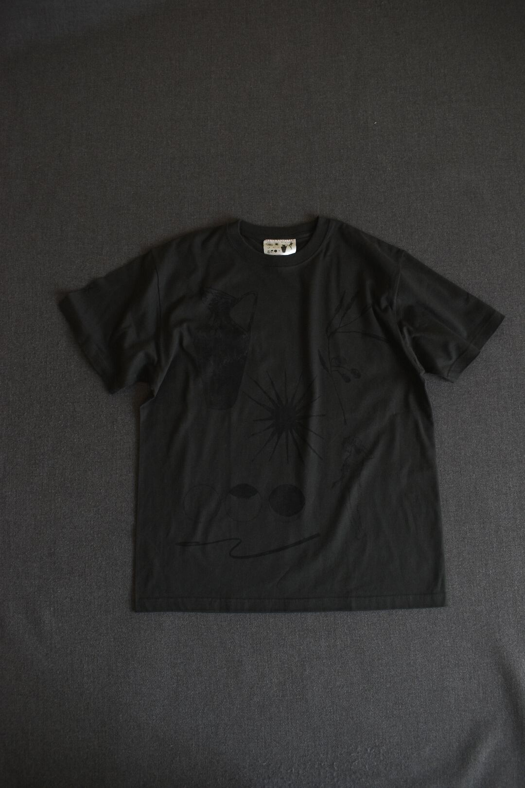 受注生産】physis block-printed Tshirt /charcoal | physis (ピュシス)