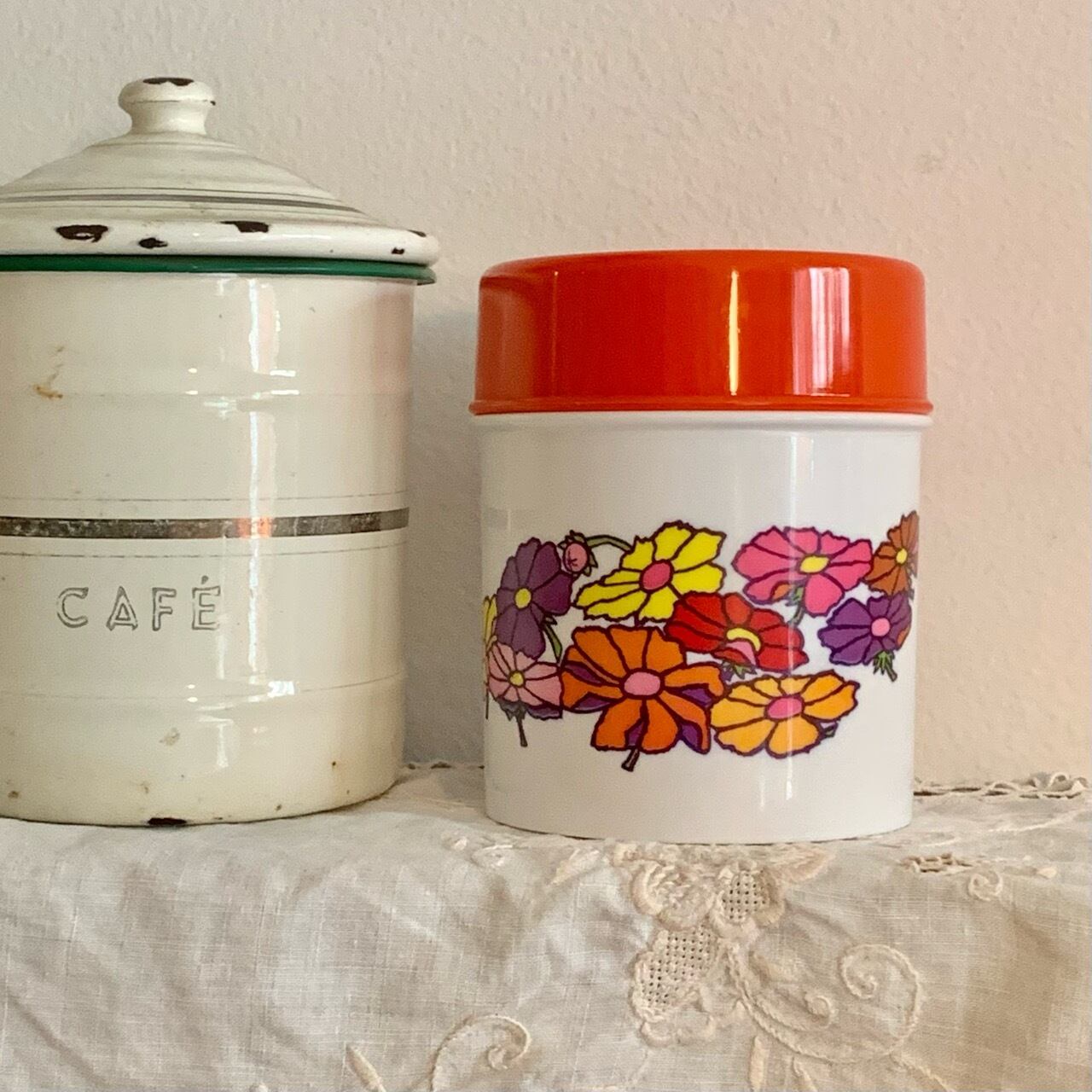 ビンテージ ワールド印 花柄レトロポップなキャニスター プラスチック フタ付きキャニスター 昭和レトロ