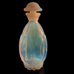 オパールセントガラスの香水瓶（クラゲ）