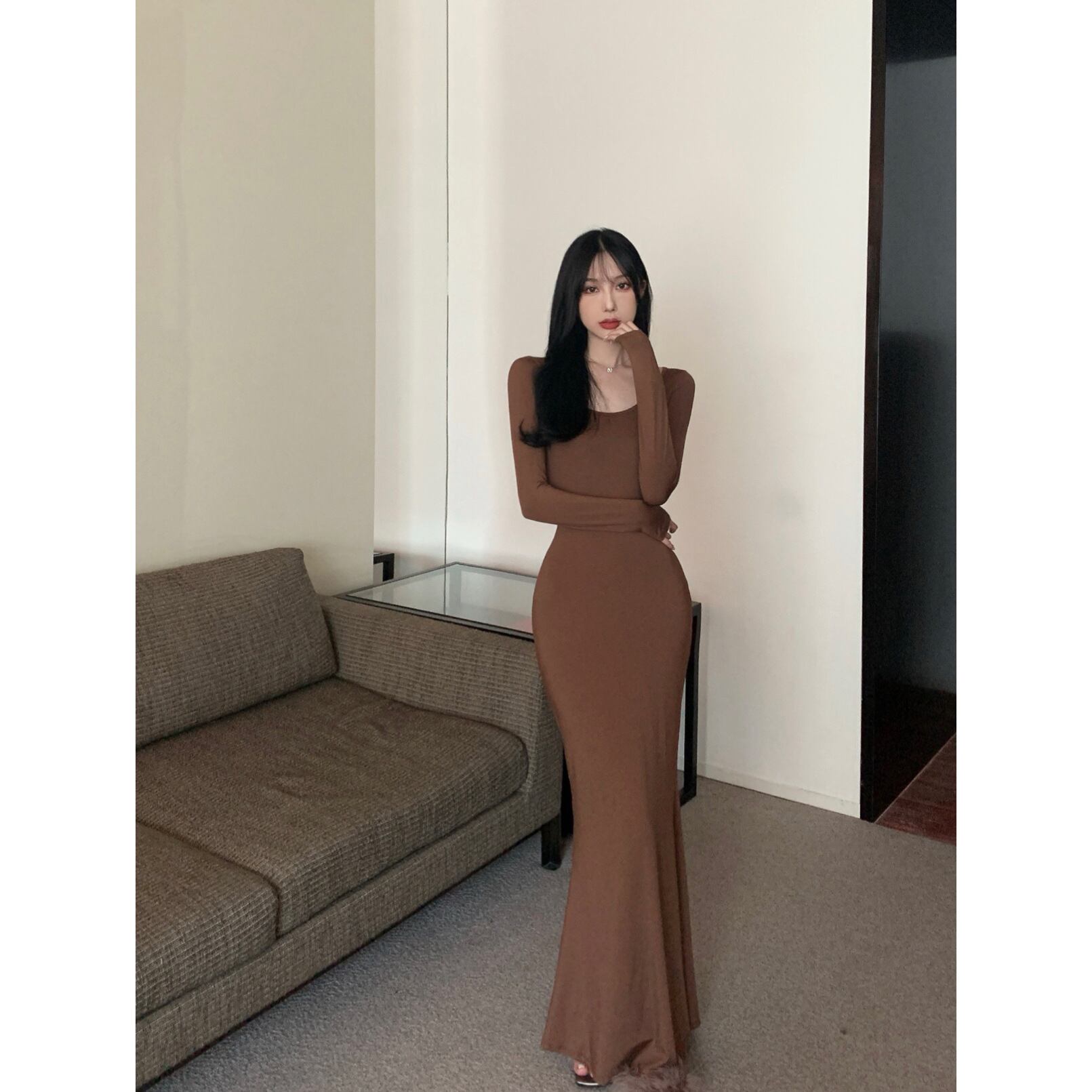 【新作】【送料無料】 ホットガールセクシーな長袖ドレス女性の春と秋の新コーヒー色底ロングスカートスリムフィッシュテールヒップスカート 0267779512167