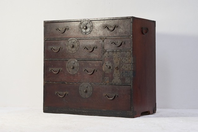 金具が映える帳場箪笥